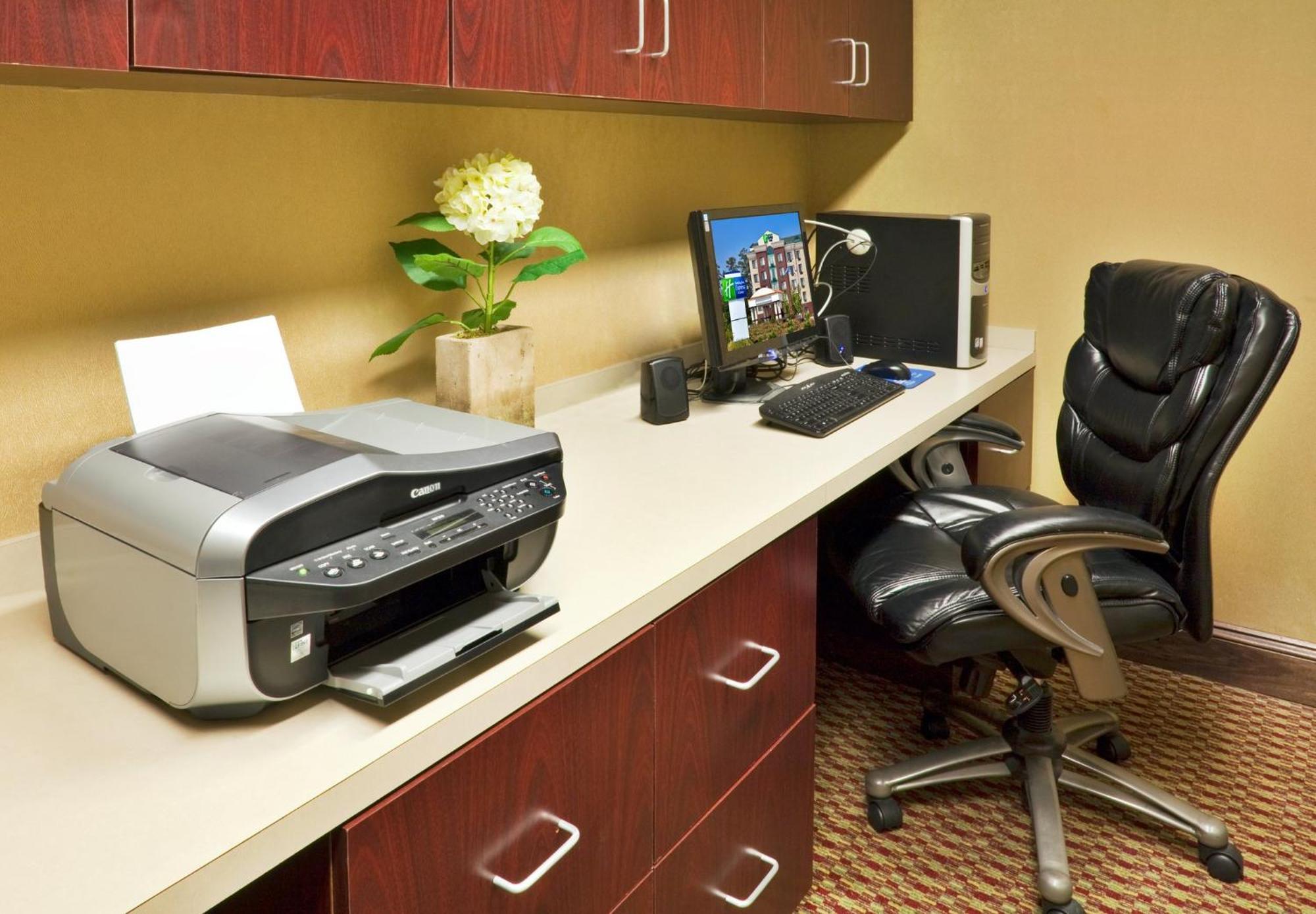 Holiday Inn Express Hotel & Suites Birmingham - Inverness 280 By Ihg Екстер'єр фото